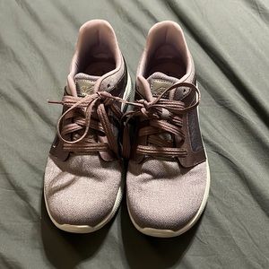 Avia size 7 shoe